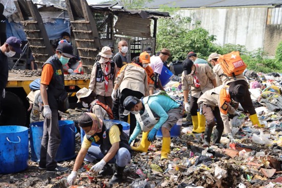 Warga dan relawan bergotong royong membersihkan sampah sebagai wujud kepedulian lingkungan dan tanggung jawab bersama dalam mengatasi permasalahan sampah