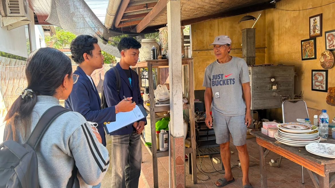 Tim PPK Ormawa HME Universitas Udayana melakukan pendataan rumah warga di Desa Batuan untuk program Griya Arogya